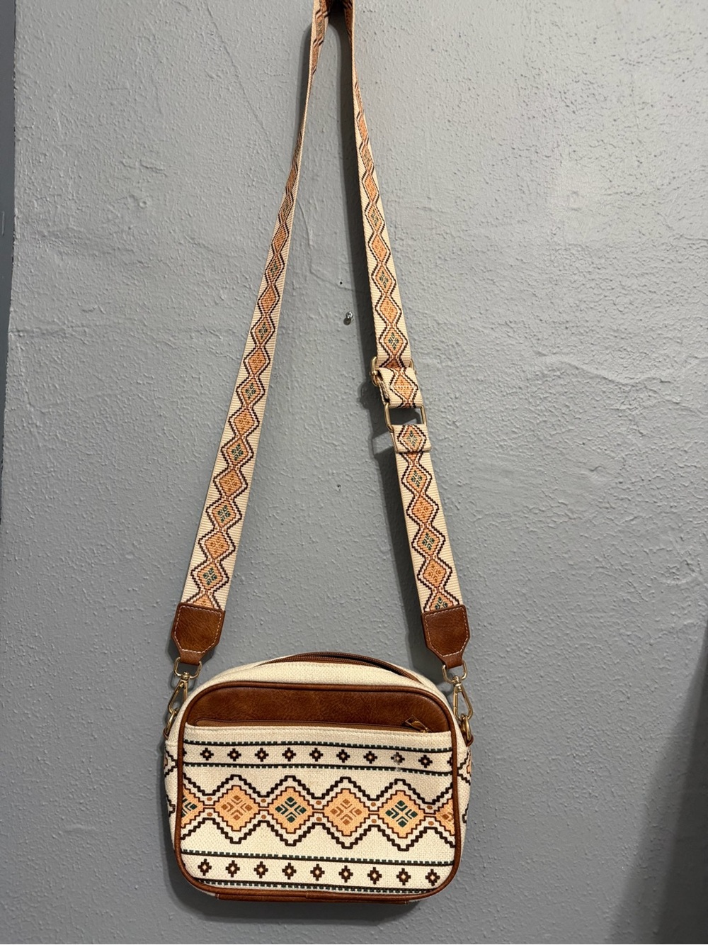 Meitrue Cream & Brown Geometric Woven Crossbody Bag with Guitar Strap